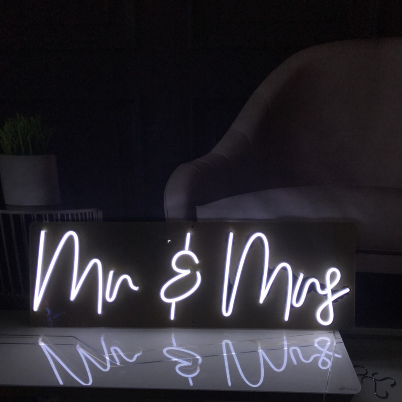 Mr and Mrs Neonskylt