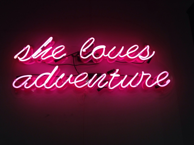 She loves adventure Neonskylt