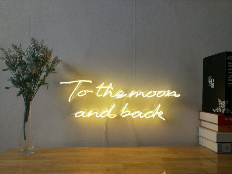 To the Moon and Back Neonskylt