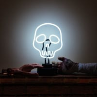 White Skull Tatoo Desktop Neonskylt